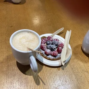 Cafe con leche and fruit pie