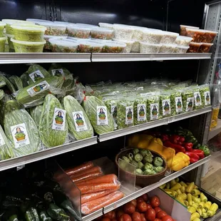 Essential produce, plus house-made salsa &amp; guac!Productos esenciales, más salsa y guacamole caseros.