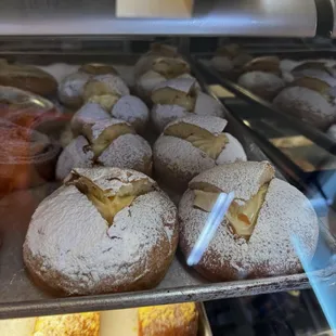 Empanadas de crema &amp; pan de polvo--sweet, soft &amp; crumbly.Empanadas de crema y pan de polvo--dulces, suaves y hojaldrados.