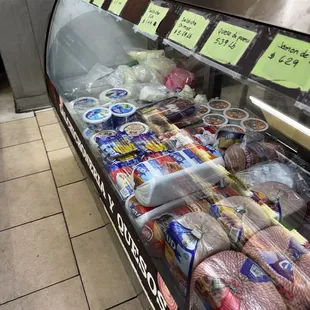 A great spot for cremas Mexicanas &amp; more!Un buen lugar para cremas Mexicanas y más!