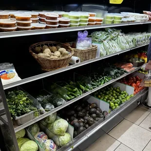 From crisp veggies to pantry staples, they've got it all!Desde verduras frescas hasta básicos de despensa, aquí hay de todo!