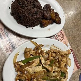 Picadillo de pollo y arroz morro con sweet plantains