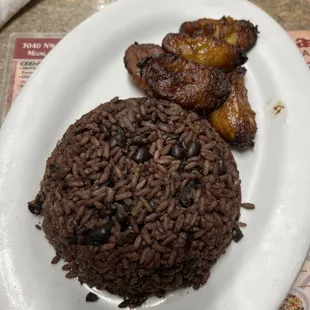 Arroz morro y platanitos (sweet plantains)