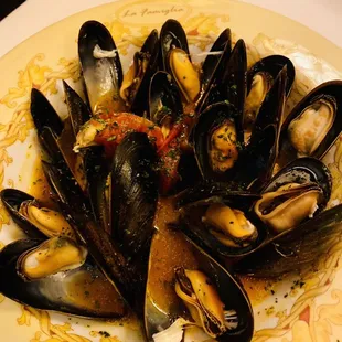 Mussels in red sauce.