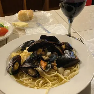 Mussels with garlic white wine sauce