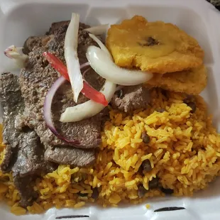 Yellow rice with pigeon peas, onion steak and 2 plantains