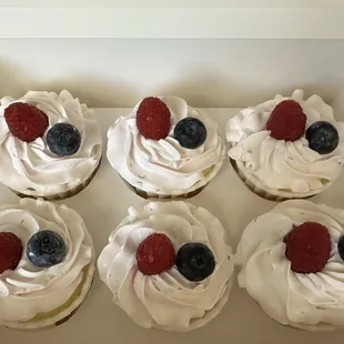 6 strawberry cupcakes