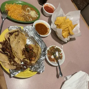 3 tacos de asada con frijoles y arroz rojo