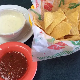 Cheese dip, chips and salsa (complimentary)