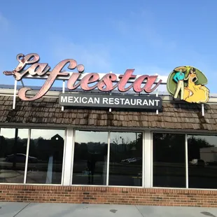 The Resturant was closed at the time this pic was taken. The place usually has steady business. But is by no means cramped.