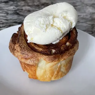 Cinnamon roll (to go)