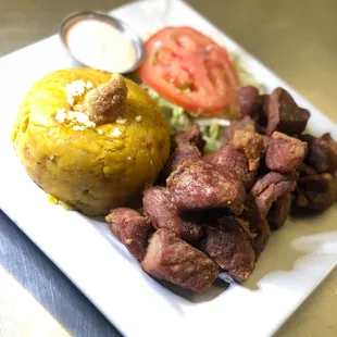 mogonfo con carne frita y ensalada $9.99