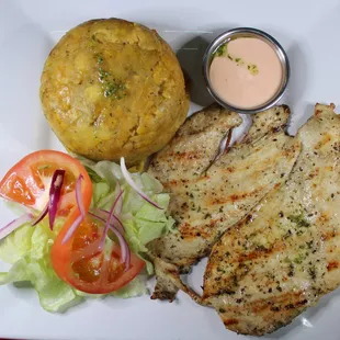 pechuga al grill con mofongo y ensalada por $9.99