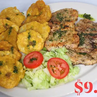 lomo de cerdo con tostones y ensalada