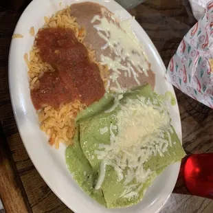 Spinach enchiladas with green sauce