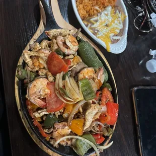 Trío fajita with rice and beans