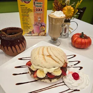 Concha rellena, cafe capuccino y cafe de olla.