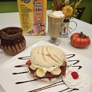 Concha rellena, cafe capuccino y cafe de olla.