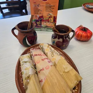 Tamales, cafe de olla y champurrado.