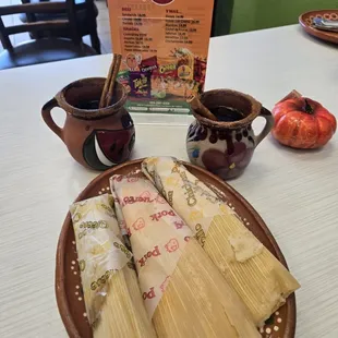 Tamales, cafe de olla y champurrado.