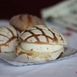 Conchas con una rica nieve de natas
