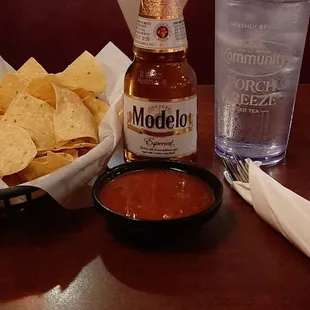 Chips, salsa, cerveza!