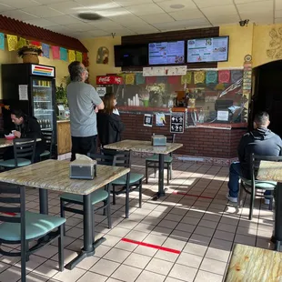 Small little line after us, but some left because of the weight  (we waited for 45/50 mins for our food!)