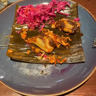 Tamal con mole y escabeche