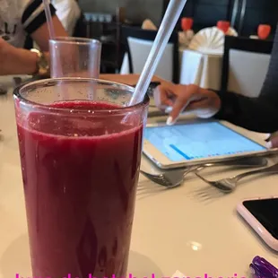 Iniciando el día con un jugo natural.