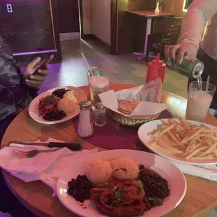 Bisteck encebollado with tortillas a