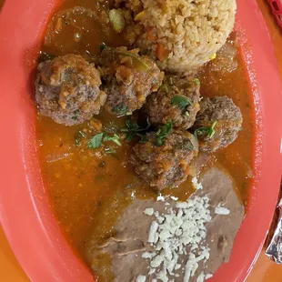 Albondigas (meatballs).