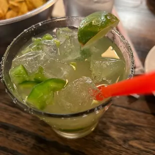 a margarita with lime and chips