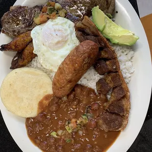 Bandeja Paisa con carne asada