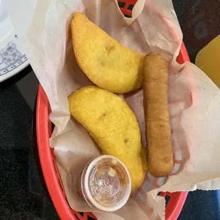 Empanada de carne y uno de pollo
