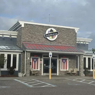 Front of the restaurant and great food