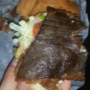 Horrible experiencia en este lugar, pedi 2 tortas de milanesa, la carne parecia elastico y tenia un mal olor a aceite rancio!