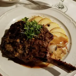 The service was superb and the Ribeye steak was the best I've ever had. I will be back to try other dishes.