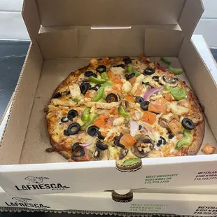 Veggie pizza with grilled chicken