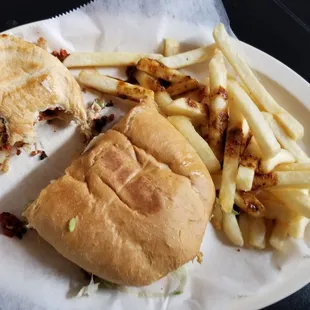 Torta de pollo y chorizo con papas fritas