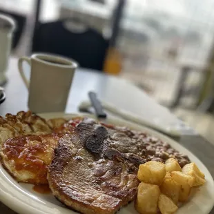 Huevo Rancheros Plate con chuleta / with pork chop