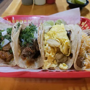 Bean and cheese, huevos y papa&apos;s, taco de chivo y guisadas