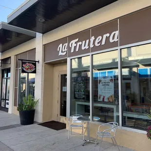 the outside of a restaurant