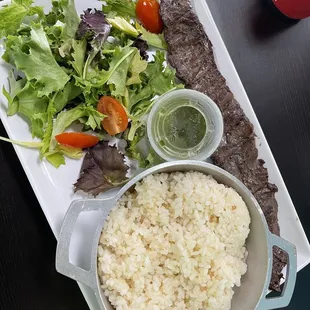 Platito de arroz, habichuelas, ensalada y churrasco...