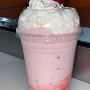 Strawberry milkshake 
Milkshake de fresa