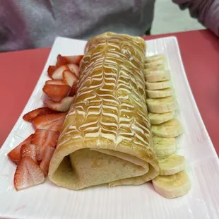 Roller Crepe with pistachio ice cream, caramel, strawberries and banana... so good, enough for 2-3 people...