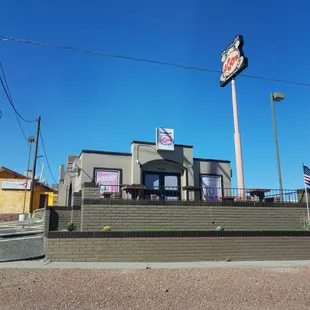 the outside of the restaurant