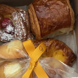 Panier Framboise Madeleine  Abricotine Pain au chocolat