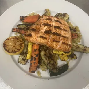 Salmón a la parrilla (grilled salmon)