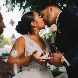 Floating Cake!!! AMAZING! They will put your cake on a floating jeweled support.