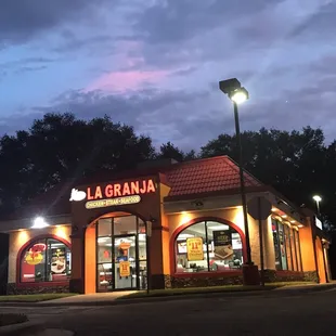 Es un buen lugar un lunch o para una cena